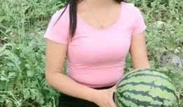 农村姑娘吃网红瓜视频,揭秘网红瓜背后的真实生活